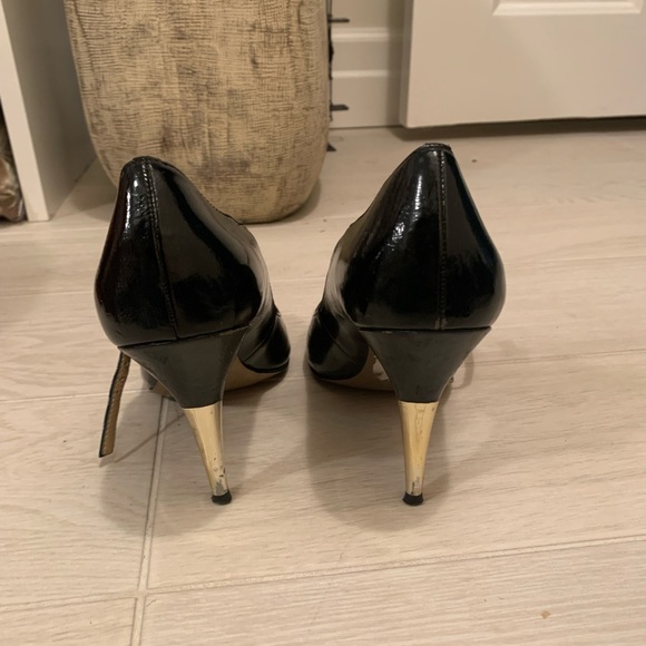 Elie Tahari Gold and Black Stiletto Pumps - Size 8.5 - Picture 4 of 4